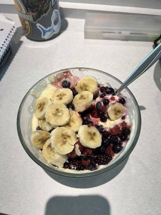 🍓 High-Protein Greek Yogurt Berry Banana Bowl