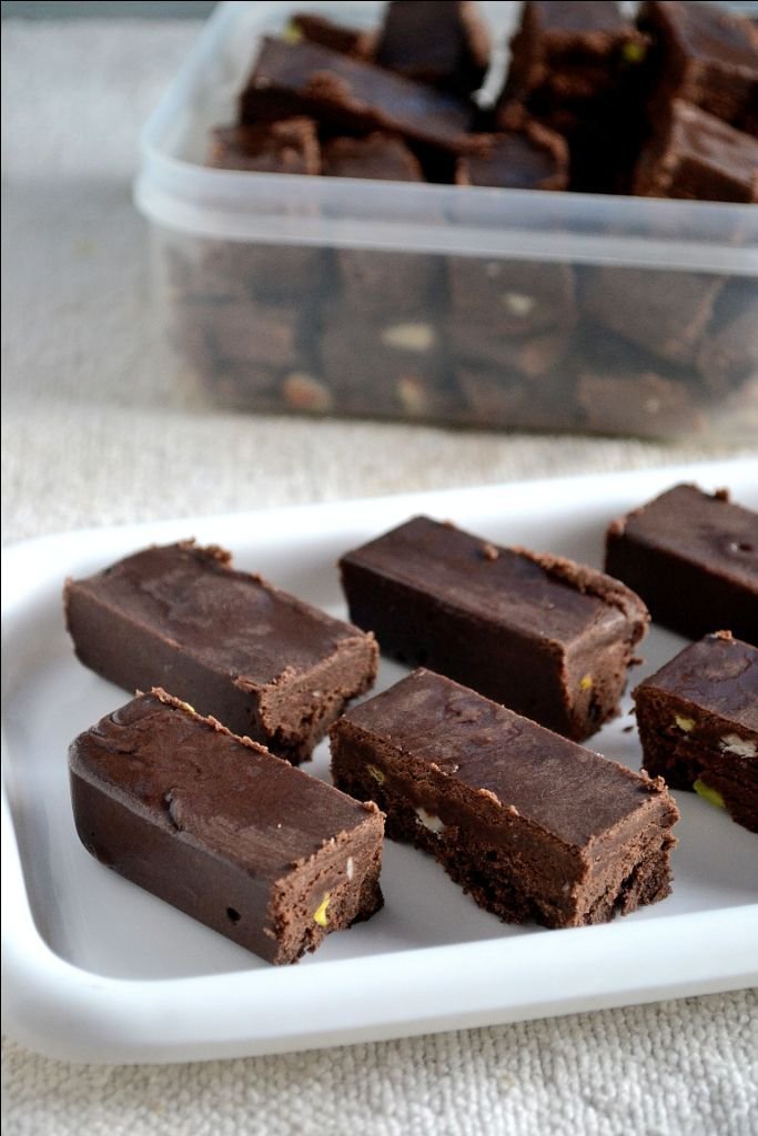 Keto Chocolate Fudge Brownies with Nuts