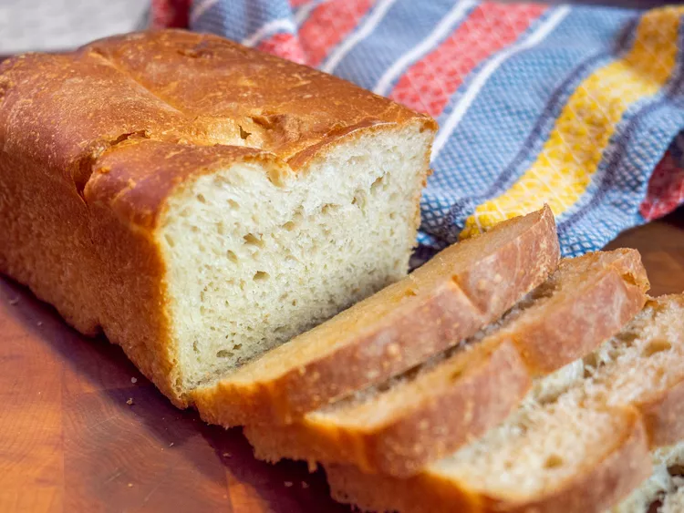 Homemade White Bread Recipe – Soft, Fluffy, and Golden